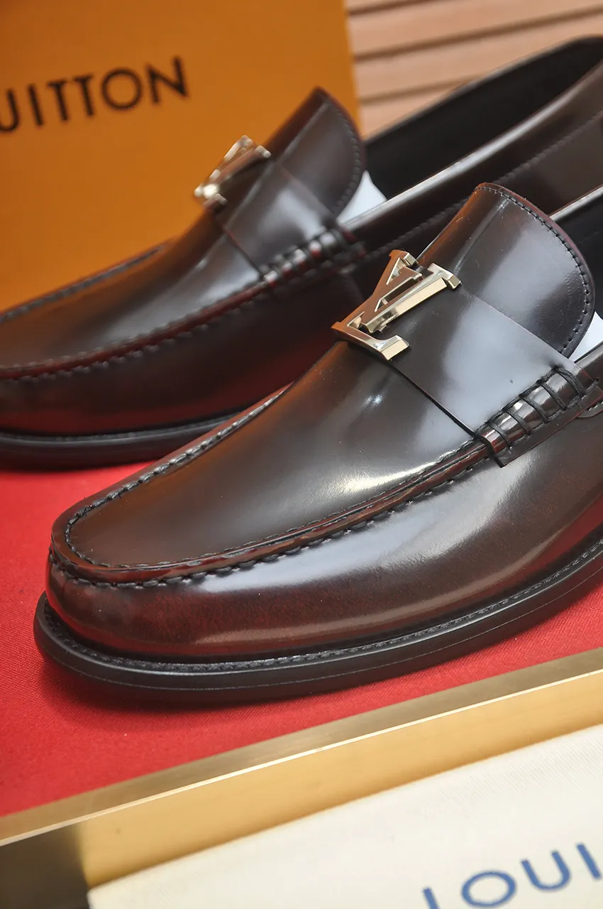Men's men's shoes 💰560💶 [LV] (original single cowhide lining) 🍀LV's latest genuine leather business suit shoes are launched simultaneously on the official website. The first-layer cowhide imported from Italy is made of heavy gold, 💥1:1 rubber outsole from the official website. Versatile to wear, high-end without losing class, and the color combination is extraordinary. This four-season style is alluring when worn on your feet, showing off your big-name flair. Standard code 38-44 (45 customized)